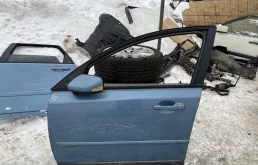 Дверь передняя левая для Volvo S40 2011 года на фотографиях