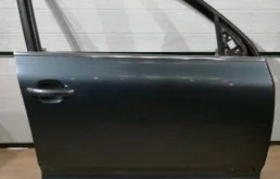 Дверь передняя правая для Volkswagen Touareg 2005 года на фотографиях