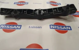 Кронштейн переднего бампера левый для Nissan X-Trail 2018 года на фотографиях