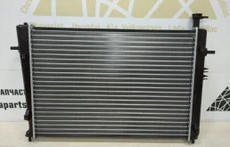 Радиатор охлаждения ДВС для Hyundai Tucson 2005 года на фотографиях