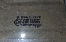 Стекло двери заднее правое для Volkswagen Touareg 2010 года на фотографиях