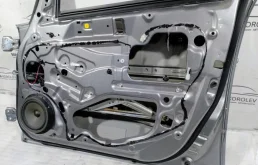 Дверь передняя правая для Suzuki SX4 2008 года на фотографиях