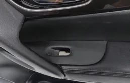 Уплотнитель передней правой двери для Nissan X-Trail 2022 года на фотографиях