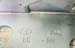 Петля капота левая для Hyundai Accent 2002 года на фотографиях