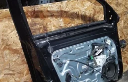 Дверь передняя левая для Volvo S40 2004 года на фотографиях