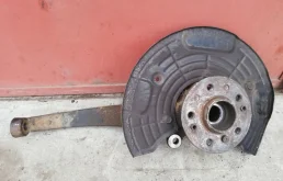 Кулак поворотный правый для Mercedes-Benz M class 2011 года на фотографиях