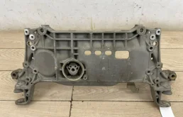 Подрамник двигателя для Volkswagen Passat 2008 года на фотографиях
