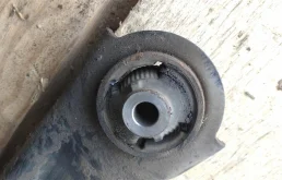 Рычаг передний левый нижний для Nissan X-Trail 2009 года на фотографиях