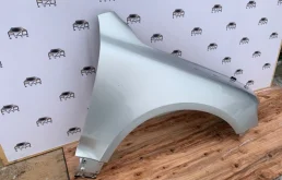 Крыло правое для Volkswagen Touareg 2002 года на фотографиях