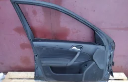 Двери для Mercedes-Benz C class 2006 года на фотографиях