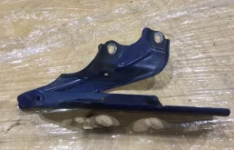 Петля капота правая для Audi A7 2011 года на фотографиях