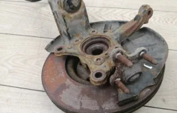 Кулак поворотный правый для Volkswagen Tiguan 2007 года на фотографиях