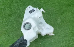 Бачок омывателя для Toyota RAV4 2017 года на фотографиях