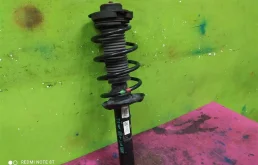 Амортизатор передний правый для Volkswagen Tiguan 2012 года на фотографиях