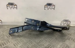 Крепление петли капота для Peugeot 308 на фотографиях