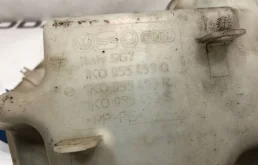 Бачок стеклоомывателя передний для Skoda Octavia 2010 года на фотографиях