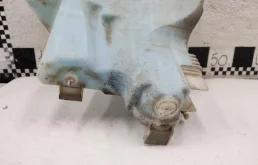 Бачок стеклоомывателя передний для Toyota Land Cruiser 2018 года на фотографиях