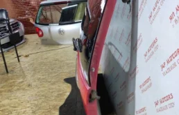 Крышка багажника для Nissan X-Trail 2001 года на фотографиях