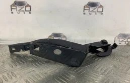 Крепление петли капота для Peugeot 308 на фотографиях