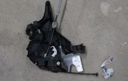 Замок двери задней правой для Volvo S40 2008 года на фотографиях