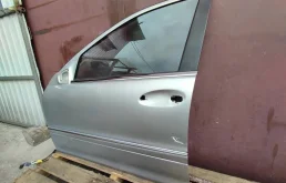 Стекла и зеркала для Mercedes-Benz C class 2004 года на фотографиях