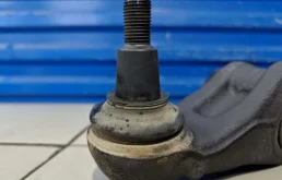 Рычаг передний левый нижний для Volkswagen Touareg 2008 года на фотографиях