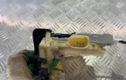 Замок передней левой двери для Volkswagen Passat 2007 года на фотографиях