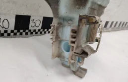 Бачок стеклоомывателя передний для Toyota Land Cruiser 2018 года на фотографиях