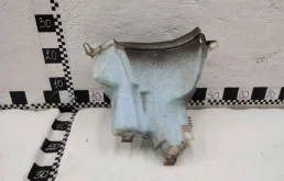 Бачок стеклоомывателя передний для Toyota Land Cruiser 2018 года на фотографиях