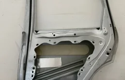 Дверь задняя правая для Volkswagen Touareg 2015 года на фотографиях