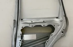 Дверь задняя правая для Volkswagen Touareg 2015 года на фотографиях