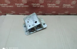 Кронштейн переднего бампера правый для Toyota RAV4 2009 года на фотографиях