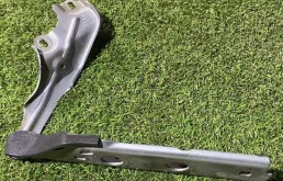 Петля капота левая для Audi A7 2011 года на фотографиях