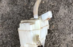 Бачок стеклоомывателя передний для Toyota RAV4 2010 года на фотографиях