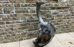 Кулак поворотный правый для Audi A6 2008 года на фотографиях