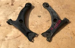 Рычаг передний правый нижний для Toyota Avensis на фотографиях