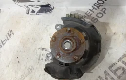 Кулак поворотный правый для Toyota RAV4 2012 года на фотографиях