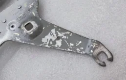 Петля капота левая для BMW X5 на фотографиях