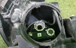 Крышка форсунки фароомывателя левая для Mercedes-Benz C class на фотографиях