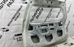 Молдинг крышки багажника для Toyota RAV4 2013 года на фотографиях