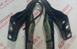 Петля капота левая для Peugeot 308 2010 года на фотографиях