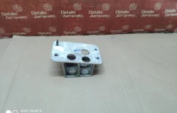 Кронштейн переднего бампера правый для Toyota RAV4 2009 года на фотографиях