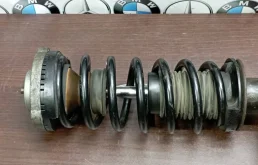 Амортизатор передний правый для BMW 5er 2012 года на фотографиях