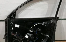 Дверь передняя правая для Volkswagen Touareg 2005 года на фотографиях