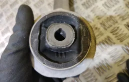 Рычаг передний правый нижний для Audi A4 2015 года на фотографиях