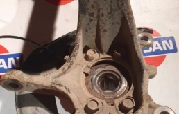 Кулак поворотный левый для Nissan X-Trail 2021 года на фотографиях