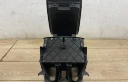 Подлокотник передний для Volkswagen Touareg 2013 года на фотографиях