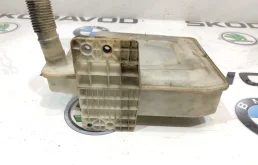 Бачок стеклоомывателя передний для Skoda Octavia 2010 года на фотографиях