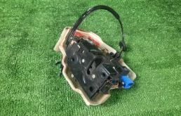 Замок передней левой двери для Skoda Octavia 2010 года на фотографиях