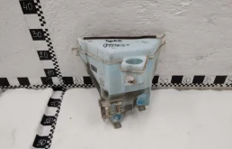 Бачок стеклоомывателя передний для Toyota Land Cruiser 2018 года на фотографиях